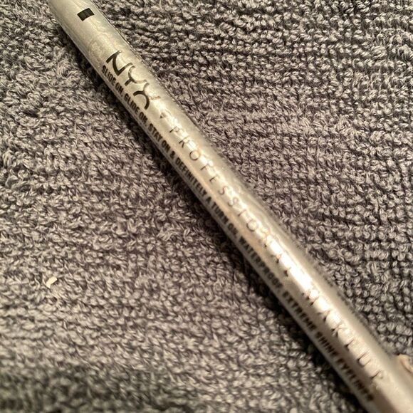 1044 NYX Professional Makeup Waterproof Extreme Shine Eyeliner Pencil Platinu… - Picture 1 of 8